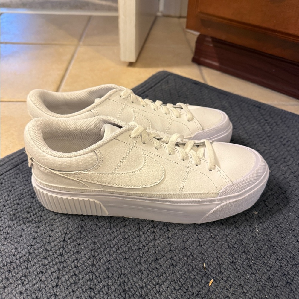 WOMENS COURT LEGACY LIFT SNEAKER